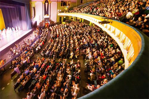 圖3：二零二二年三月十三日下午，美國神韻世界藝術團在英國倫敦漢默史密斯阿波羅劇院（London Eventim Apollo）上演了今年在這裏共十五場演出的最後一場演出，票房再次爆滿。（大紀元）