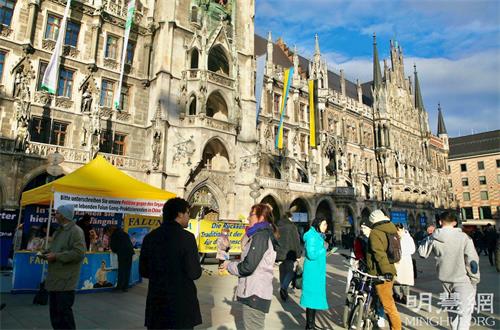 '圖1：二零二二年二月二十六日，法輪功學員在德國南部最大城市慕尼黑市中心瑪麗亞廣場舉辦活動。'