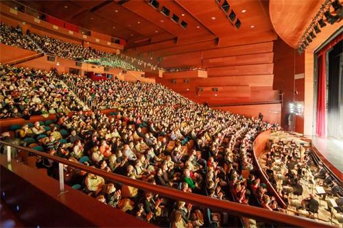 '圖6：二零二二年二月二十二日和二十三日，美國神韻環球藝術團在西班牙北部名城聖塞瓦斯蒂安的庫爾素禮堂劇院（Auditorio Kursaal）為西班牙觀眾帶來二場演出，票房火爆，主流精英慕名而來。圖為二十二日晚演出大爆滿的盛況。（大紀元）'