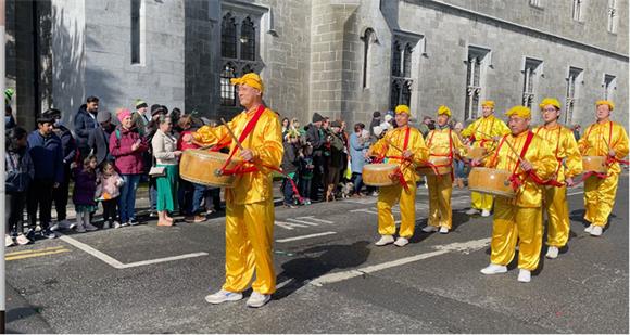 圖1-4：3月17日愛爾蘭法輪大法學員受邀參加「聖帕特裏克節」（St Patrick's Day）大遊行，為觀眾帶來法輪功功法演示、法輪功小弟子方陣和唐鼓隊。