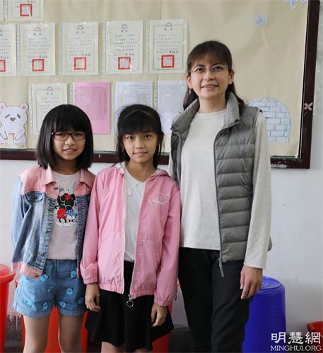 圖4：李昀臻和雙胞女兒合照，中間是陳韋杉