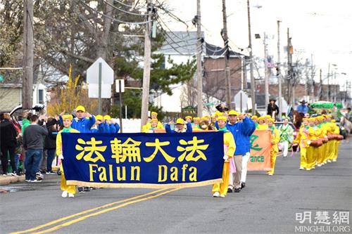 圖1：三月二十六日，新澤西州海濱小城肯斯堡（Keansburgh）舉行了年度聖派翠克節（St. Patrick』s Day）遊行。法輪功學員的腰鼓隊、煉功隊和蓮花隊是唯一的華人團體。
