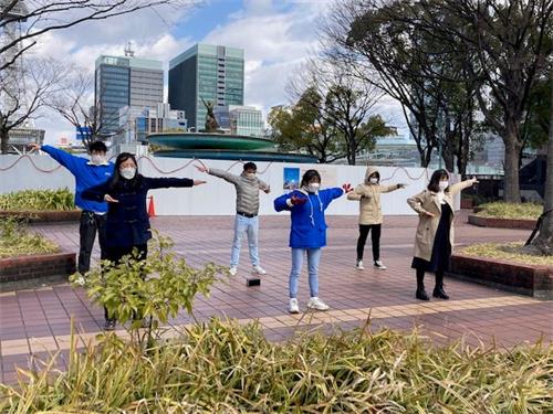'圖1～2：二零二二年三月六日（星期日），日本中部地區法輪功學員在名古屋市（Nagoya-City）最繁華地段──榮（Sakae）的噴水附近煉功，傳播法輪功的真相。'