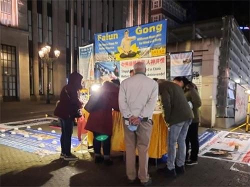 '圖4：法輪功學員每週五晚上在杜賽爾多夫的市中心舉辦燭光守夜活動。'