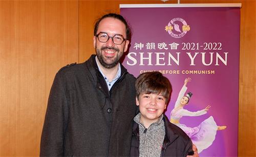 圖8：四月五日晚，單簧管演奏家多米尼克﹒德索特爾（Dominic Desautels）帶兒子觀看了神韻環球藝術團在多倫多四季表演藝術中心的演出後，他說：「我越來越仰慕傳統的中國文化。」（大紀元）