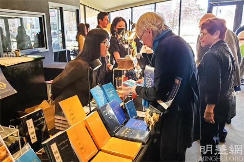 圖1：觀眾在內華達州雷諾先鋒藝術中心大廳內的神韻禮品櫃台購買法輪大法書籍。（明慧網）