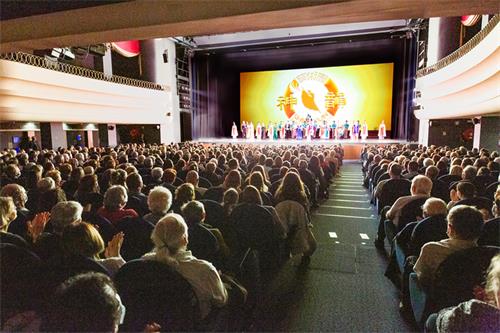 圖1：神韻紐約藝術團從二零二二年四月十三日至十七日在法國魯貝市Le Colisée劇場（Le Colisée de Roubaix）演出六場。圖為十七日下午最後一場演出，觀眾繼續爆滿。（大紀元）
