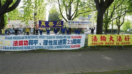 圖1～3：二零二二年四月二十日，比利時法輪功學員在中使館前，以集體煉功的和平反迫害活動形式，紀念四二五和平上訪二十三週年。