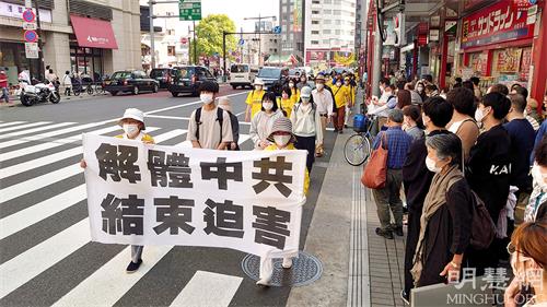 圖1～3：二零二二年四月二十三日，日本法輪功學員在東京舉行和平反迫害遊行，紀念「四‧二五」和平上訪二十三週年。