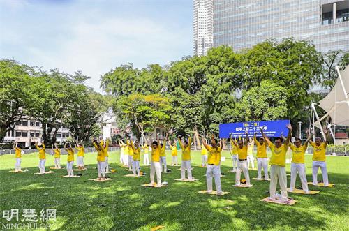 圖1：二零二二年四月二十二日下午，新加坡法輪功學員在芳林公園舉辦活動，紀念「四‧二五」和平上訪二十三週年。圖為學員們在集體煉功。