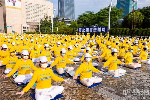 圖1～3：法輪功學員齊聚台北市政府廣場前，舉辦紀念「四‧二五」萬人和平上訪二十三週年。圖為法輪功學員集體大煉功。