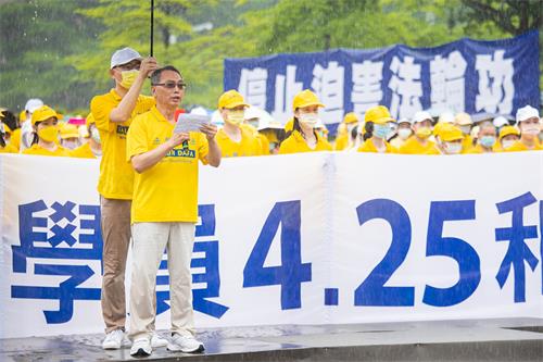 圖5：台灣法輪大法學會理事長蕭松山邀請各界人士支持善良、譴責暴政。