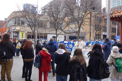 圖4～6：二零二二年四月二十四日，加拿大魁北克部份法輪功學員在蒙特利爾唐人街，集會紀念「四﹒二五」和平上訪二十三週年。民眾前來了解真相。
