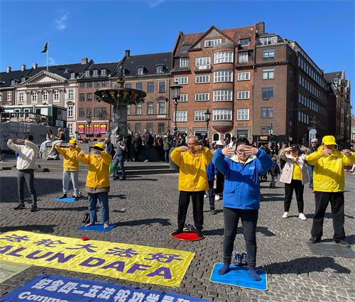 圖1：丹麥法輪功學員在哥本哈根市中心老廣場（Gammel Torv）展示五套功法