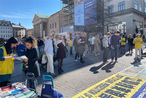 圖2：丹麥法輪功學員在哥本哈根市中心老廣場（Gammel Torv）受到民眾關注