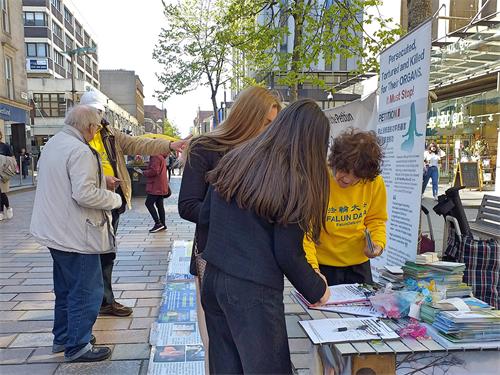 圖1：二零二二年四月二十三日，法輪功學員來到蘇格蘭最大的城市格拉斯哥，舉辦活動，向世人講明法輪功真相。