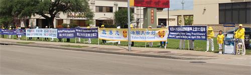 圖1：休士頓法輪功學員在中國城傳遞真相