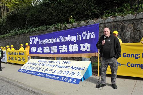 圖：關注中國人權的丹尼斯﹒華森（Dennis Watson）在中共駐溫哥華領事館前的集會上發言。 （法輪功學員提供)