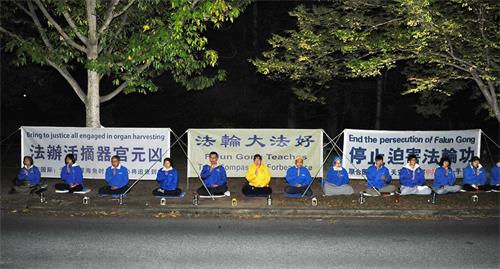圖：二零二二年四月二十六日晚，堪培拉法輪功學員來到中國大使館前舉行燭光活動，紀念「四﹒二五」萬人和平上訪二十三週年。