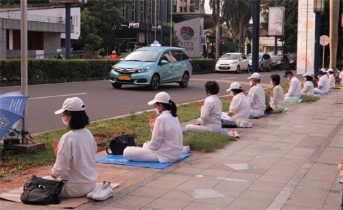圖1：法輪功學員在中國駐雅加達大使館對面打坐，呼籲停止對法輪功的迫害