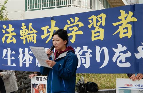 圖2～5：二零二二年四月二十三日，日本熊本地區法輪功學員在九州地區中領館前展示真相橫幅，呼籲停止迫害。