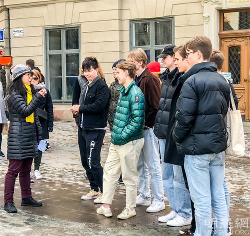 圖1~4：自二零二二年三月份以來每星期週五和週六的下午，瑞典法輪功學員繼續在市中心國會大廈旁舉辦講真相活動，民眾觀看真相展板和學員交談，明白真相的人們簽名支持反迫害。