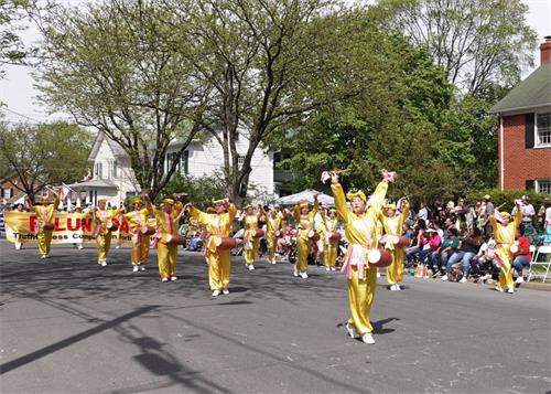 '圖1~4：二零二二年四月三十日，法輪功學員應邀參加美國弗吉尼亞州溫徹斯特市一年一度的蘋果花節（The Shenandoah Apple Blossom Festival）遊行。'