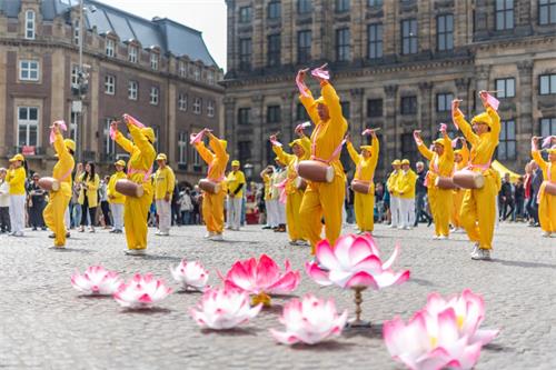 '圖1~3：二零二二年五月七日，荷蘭法輪功學員在首都阿姆斯特丹市中心舉行集會和遊行，慶祝法輪大法洪傳世界三十週年。'