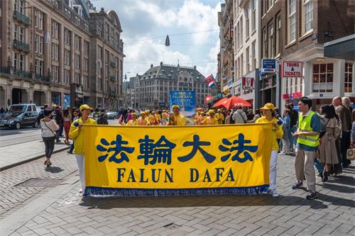 '圖7：二零二二年五月七日，荷蘭法輪功學員在首都阿姆斯特丹市中心舉行集會和遊行，慶祝法輪大法洪傳世界三十週年。'