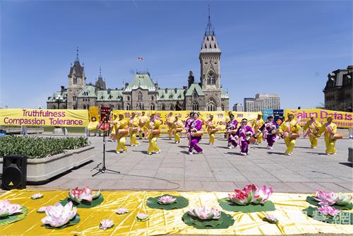 圖1-6：2022年5月10日，來自加拿大東部部份法輪功學員數百人匯聚在首都渥太華國會山前，慶祝法輪大法洪傳三十週年。