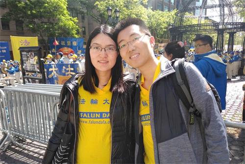 '圖4：堪培拉學員凱文（Calvin Zhang）和妻子在法輪功集會活動時留影。'