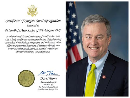 '圖10：美國國會眾議員戴維‧特隆（David Trone）向華盛頓DC法輪大法學會頒發國會褒獎證書，慶祝第二十三屆世界法輪大法日。'