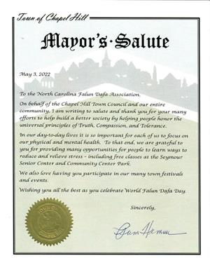圖4：教堂山市長帕姆﹒海明格發賀信，慶祝世界法輪大法日。