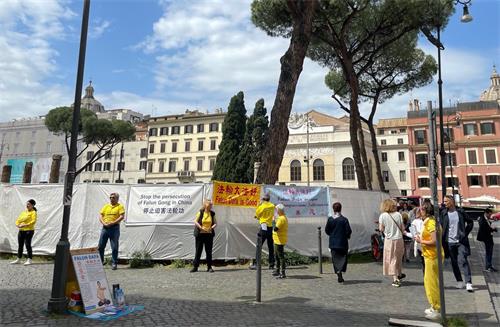 圖1：在「五一三」世界法輪大法日來臨之際，二零二零年五月八日，法輪功學員來到羅馬市中心，傳播大法的真相。