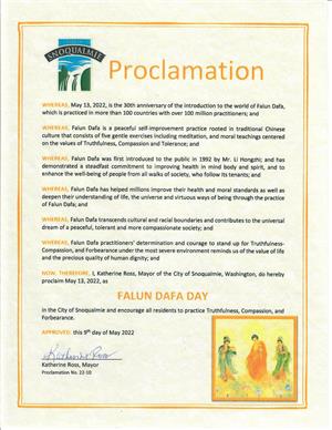 圖：華盛頓州斯諾闊米市今年新上任的市長凱瑟琳﹒羅斯向法輪大法頒發褒獎，定二零二二年五月十三日為「法輪大法日」。