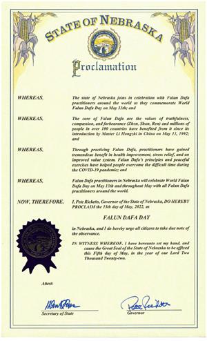圖：內布拉斯加州州長頒發褒獎，宣布二零二二年五月十三日為內布拉斯加州「法輪大法日」