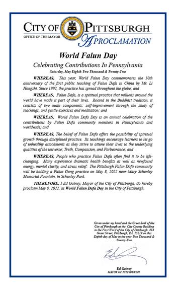 圖2：匹茲堡市長埃德﹒蓋尼（Ed Gainey）頒發褒獎狀，宣布匹茲堡世界法輪大法日。