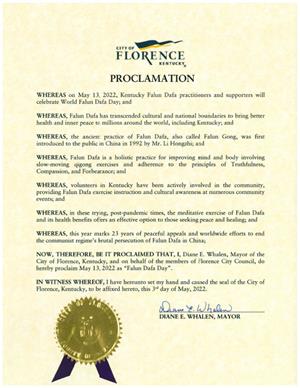 圖2：佛羅倫薩市市長戴安娜﹒維倫（Diane Whalen）宣布二零二二年五月十三日為「法輪大法日」。