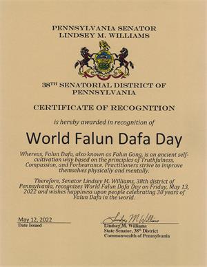 圖5：賓州參議員Lindsey Williams頒發世界法輪大法日表彰證書