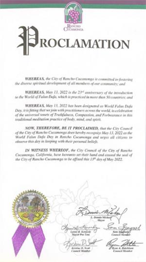 圖8：庫卡蒙格牧場市（Rancho Cucamonga）全體市政府官員頒發褒獎，祝賀世界法輪大法日。