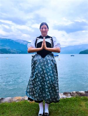 圖3：二零二二年五月十三日，西蒙娜身著瑞士傳統節慶服裝，感恩師尊將大法，將希望傳於世間