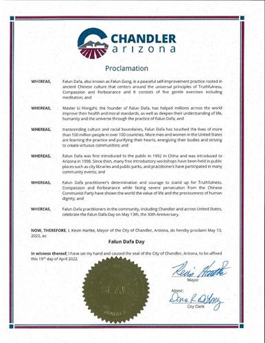 '圖1：美國亞利桑那州錢德勒（Chandler）市市長凱文•哈特克（Kevin Hartke）頒發褒獎，宣布二零二二年五月十三日為「法輪大法日」。'