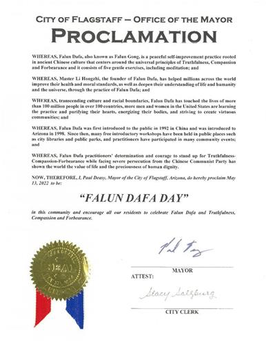 '圖2：旗桿（Flagstaff）市市長保羅•迪西（Paul Deasy）頒發褒獎，宣布二零二二年五月十三日為「法輪大法日」。並說：鼓勵所有的市民祝賀法輪大法和真、善、忍 。'