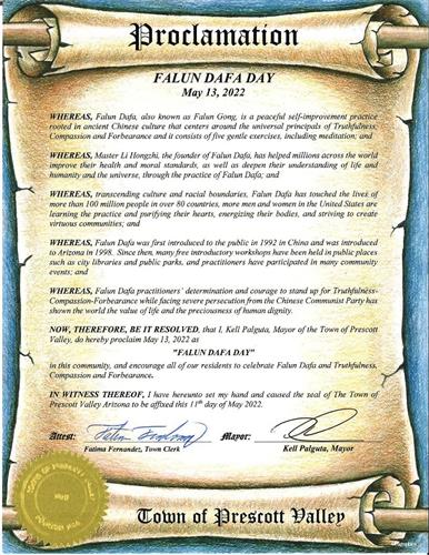 '圖3：普雷斯科特谷（Prescott Valley） 鎮鎮長凱爾•帕爾古塔（Kell Palguta ）頒發褒獎，宣布二零二二年五月十三日為「法輪大法日」。'