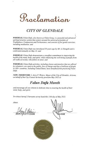 '圖4：格蘭岱爾（Glendale） 市市長傑瑞•威爾士（Jerry Weiers） 頒發褒獎，宣布二零二二年五月為「法輪大法月」。'