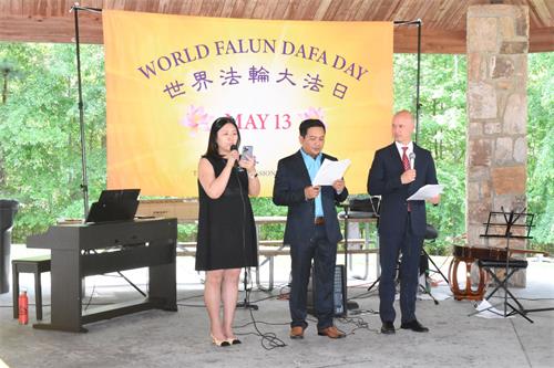 圖8: 三位主持人以中文、越南文、英文朗誦開幕詞。