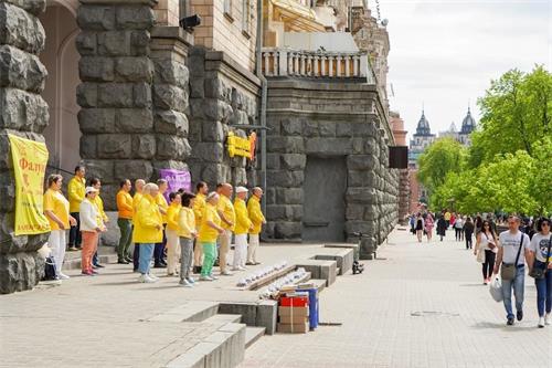 '圖4：法輪功學員們在基輔市中心舉行弘法活動'