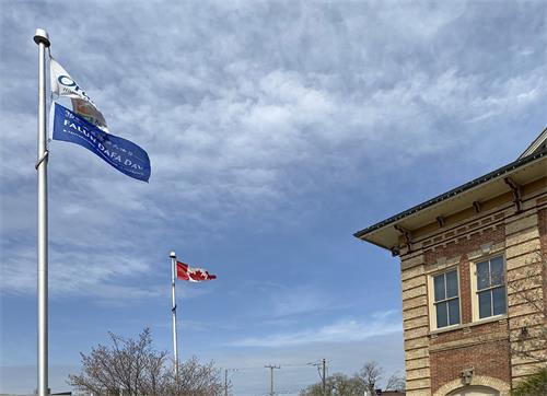 圖08：「世界法輪大法日」的旗幟飄揚在安省橘城（Orangeville）上空。