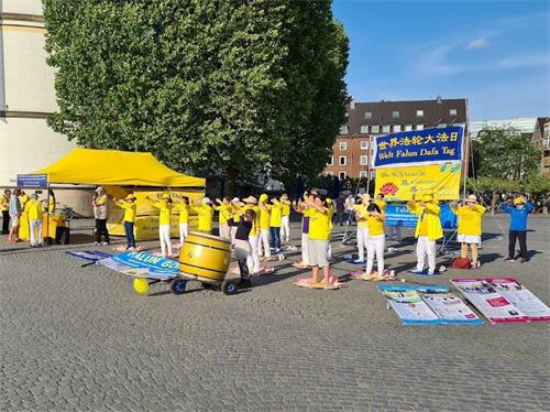 '圖1：法輪功學員在杜賽爾多夫慶祝世界法輪大法日'