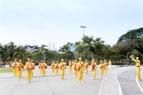 '圖6：馬來西亞法輪功學員在吉隆坡著名的休閒公園──蒂蒂旺沙湖濱公園廣場，舉行法輪大法洪傳30週年慶祝活動，圖為腰鼓隊。'